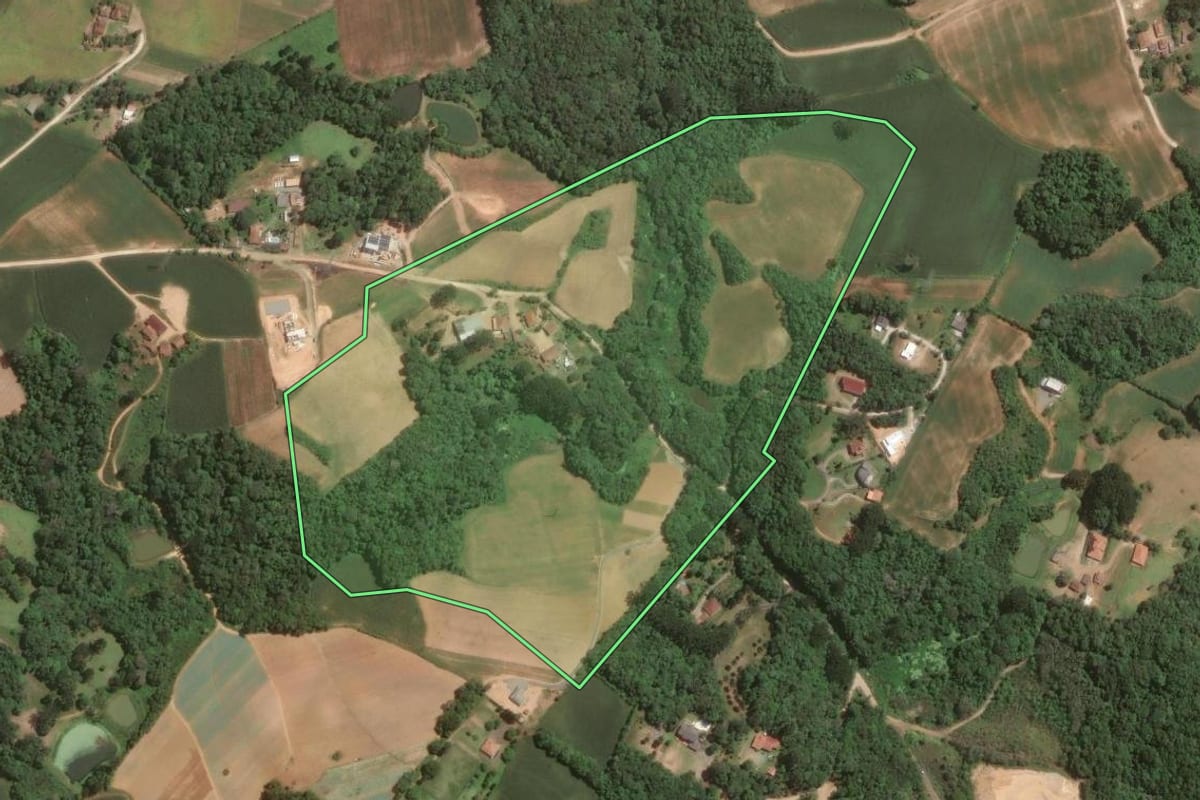 Imagem de satélite do imóvel rural em Campo Largo (PR), com o contorno declarado no CAR desenhado por cima.