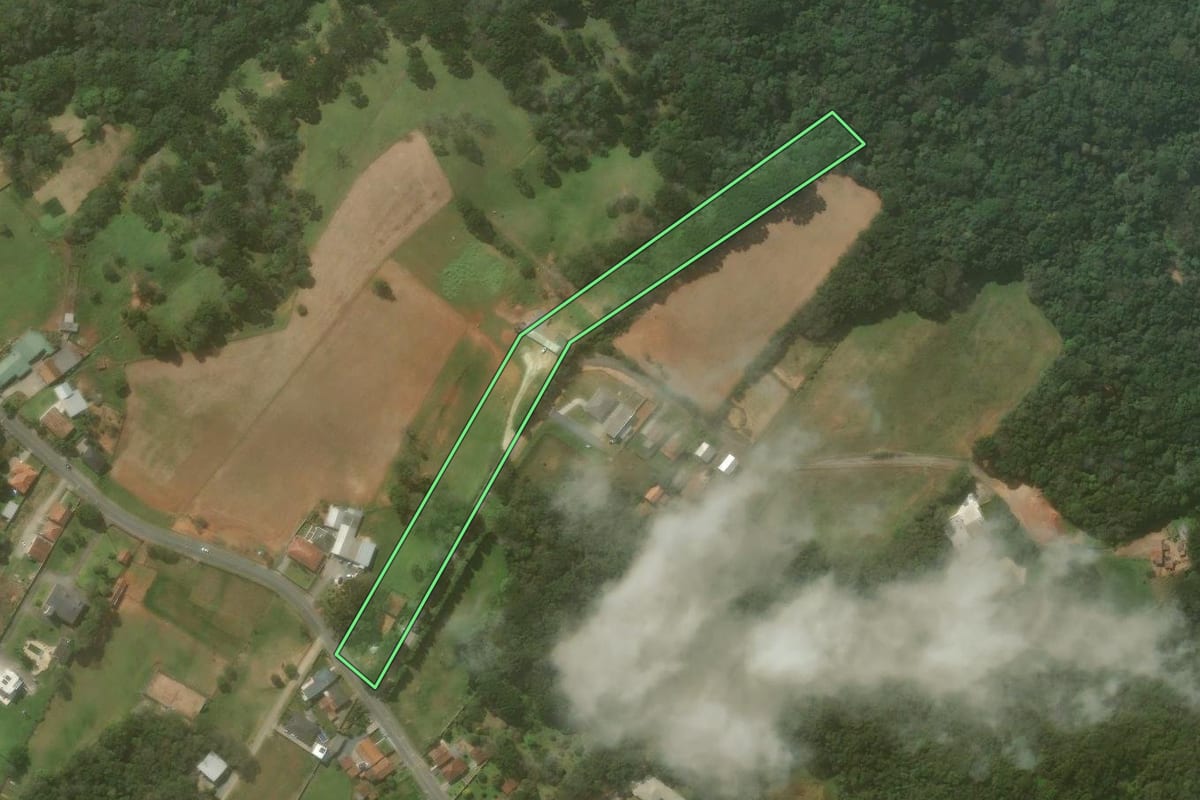 Imagem de satélite do imóvel rural em Campo Largo (PR), com o contorno declarado no CAR desenhado por cima.