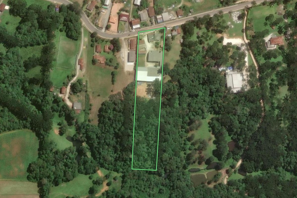 Imagem de satélite do imóvel rural em Campo Largo (PR), com o contorno declarado no CAR desenhado por cima.