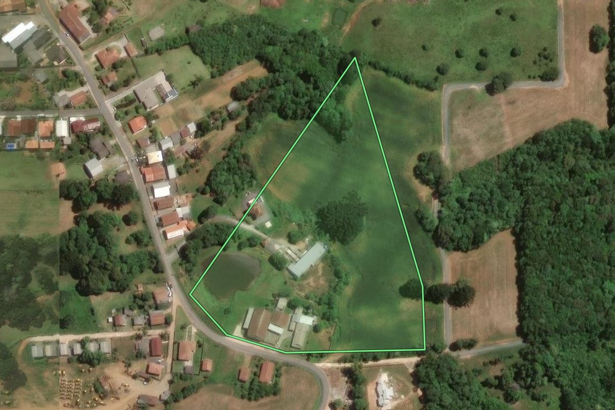 Imagem de satélite do imóvel rural em Campo Largo (PR), com o contorno declarado no CAR desenhado por cima.