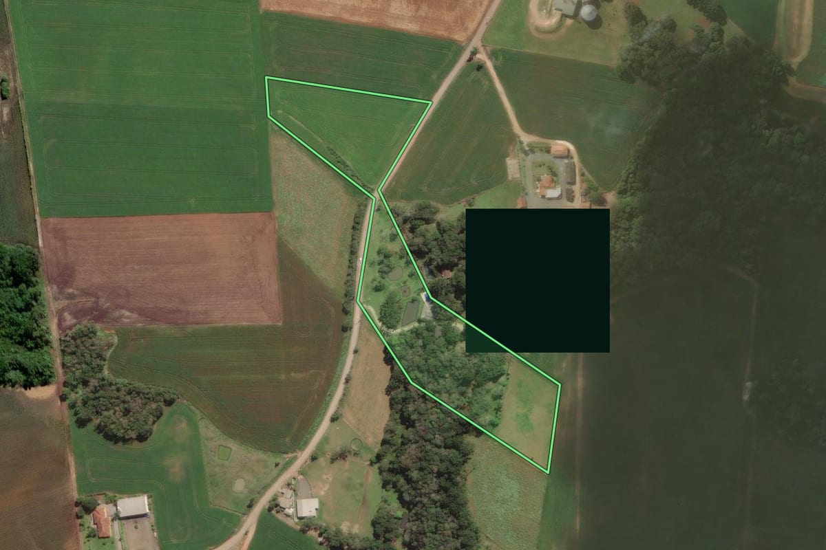 Imagem de satélite do imóvel rural em Campo Largo (PR), com o contorno declarado no CAR desenhado por cima.