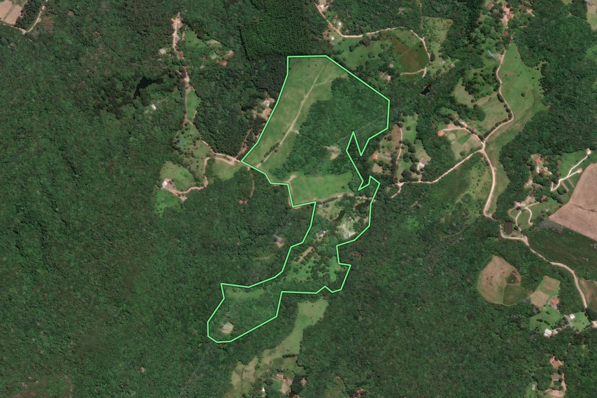 Imagem de satélite do imóvel rural em Campo Largo (PR), com o contorno declarado no CAR desenhado por cima.