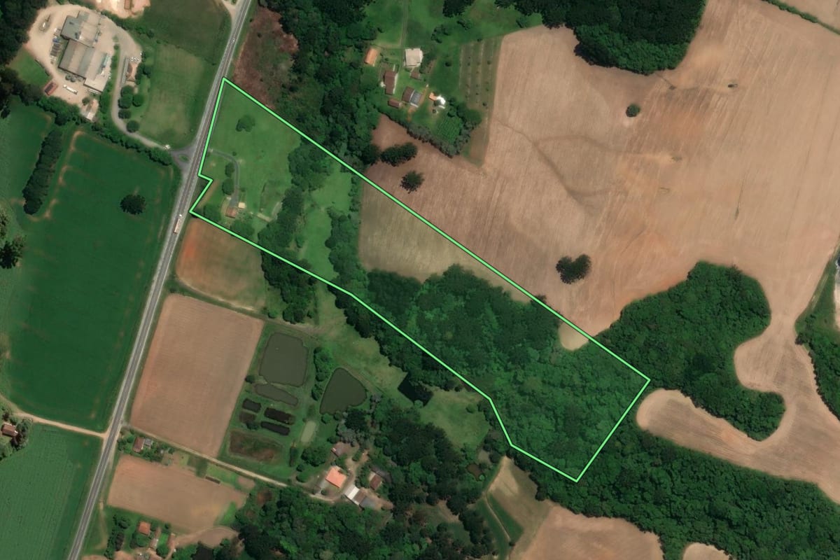 Imagem de satélite do imóvel rural em Campo Largo (PR), com o contorno declarado no CAR desenhado por cima.