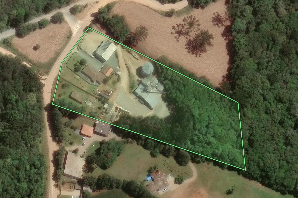 Imagem de satélite do imóvel rural em Campo Largo (PR), com o contorno declarado no CAR desenhado por cima.