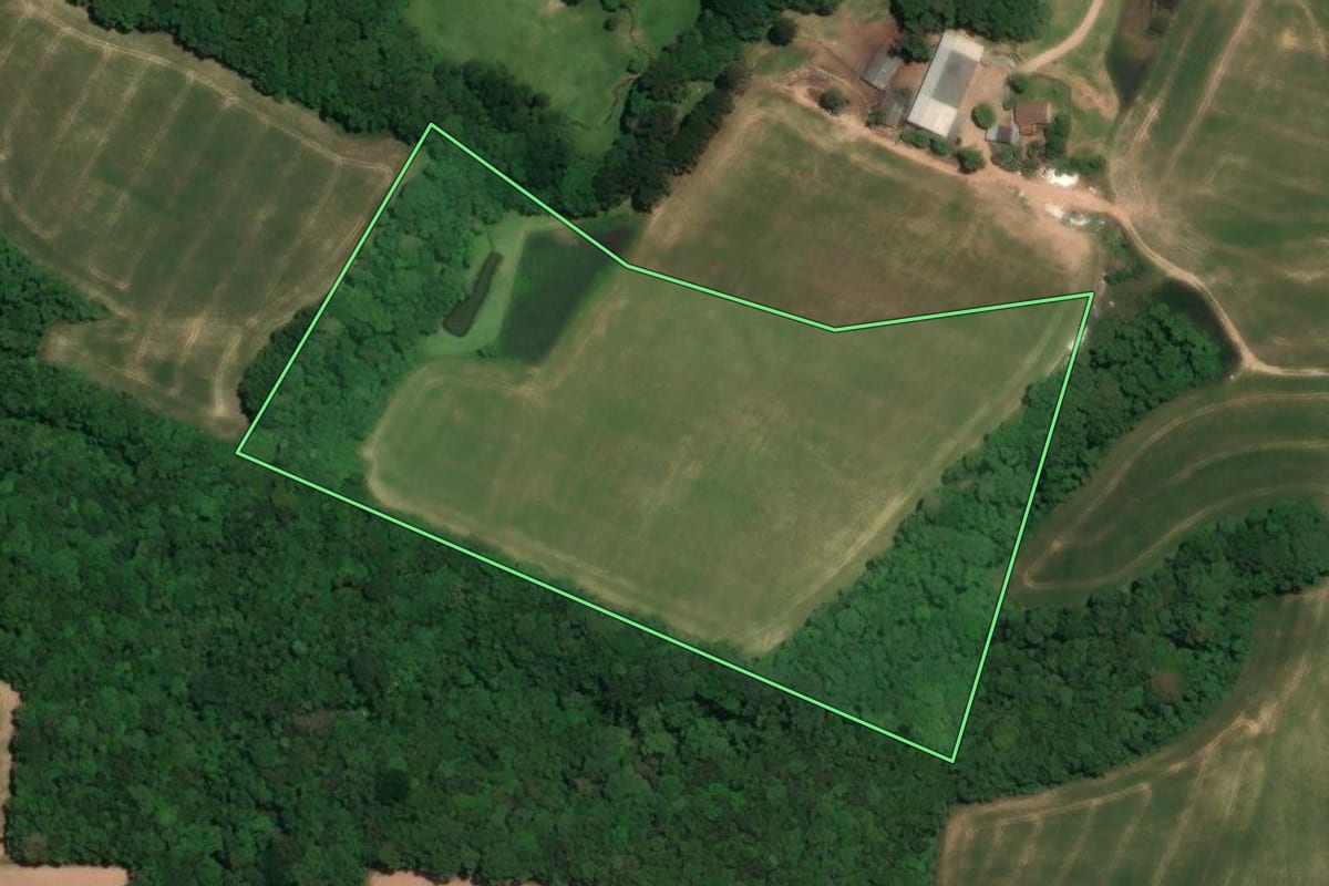 Imagem de satélite do imóvel rural em Campo Largo (PR), com o contorno declarado no CAR desenhado por cima.