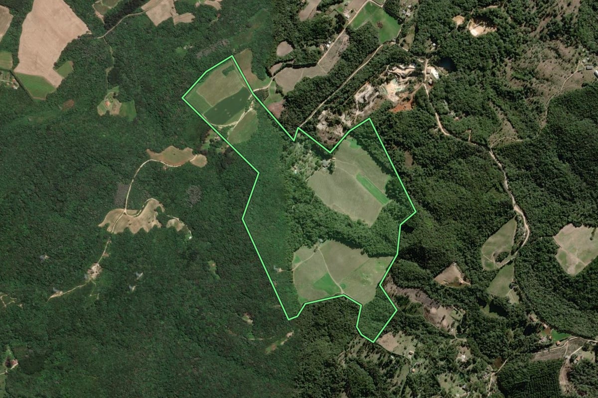 Imagem de satélite do imóvel rural em Campo Largo (PR), com o contorno declarado no CAR desenhado por cima.