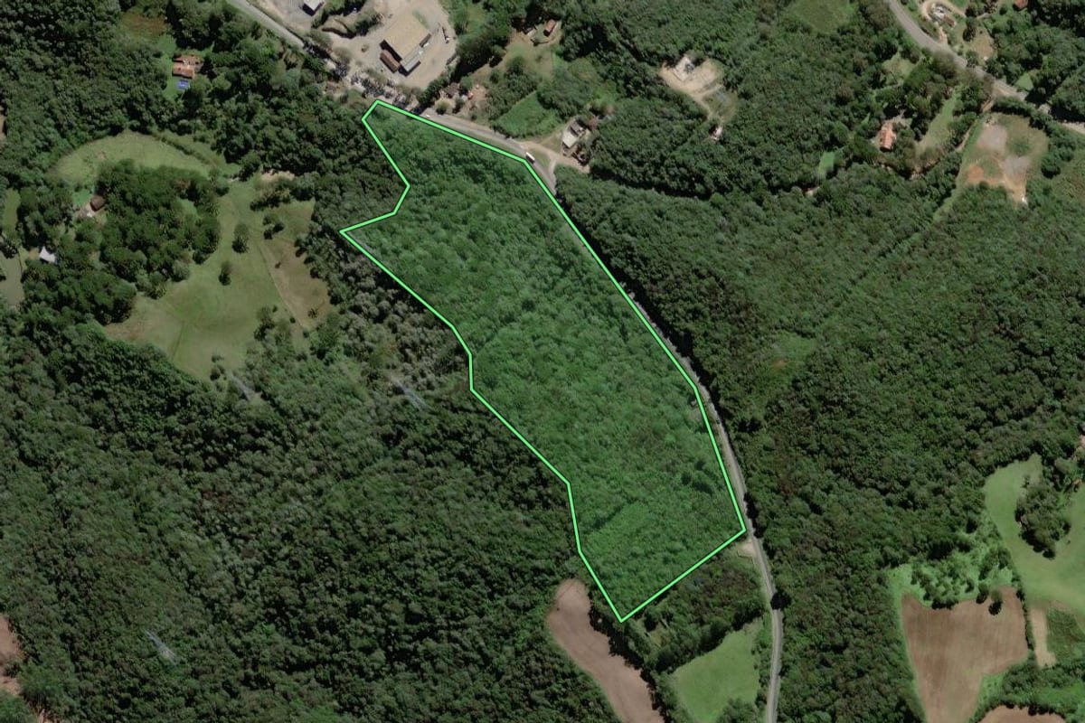 Imagem de satélite do imóvel rural em Campo Largo (PR), com o contorno declarado no CAR desenhado por cima.
