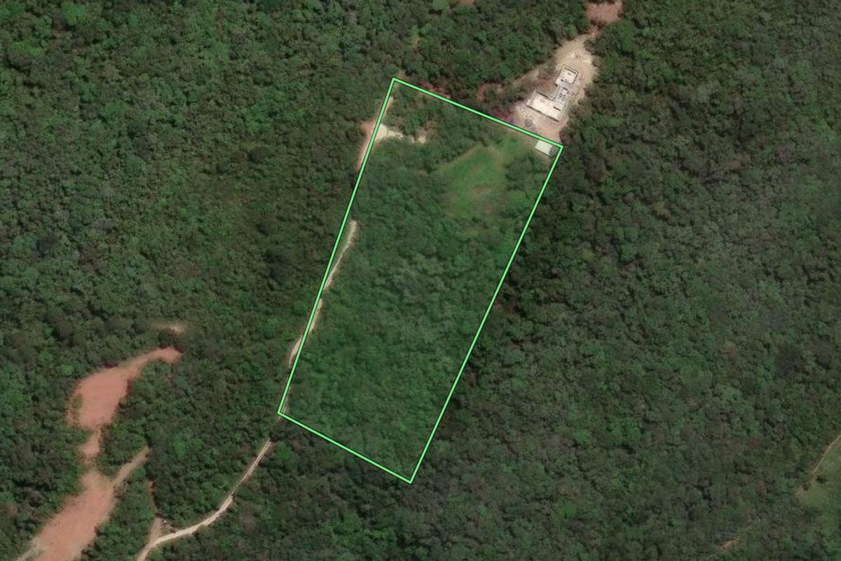 Imagem de satélite do imóvel rural em Campo Largo (PR), com o contorno declarado no CAR desenhado por cima.