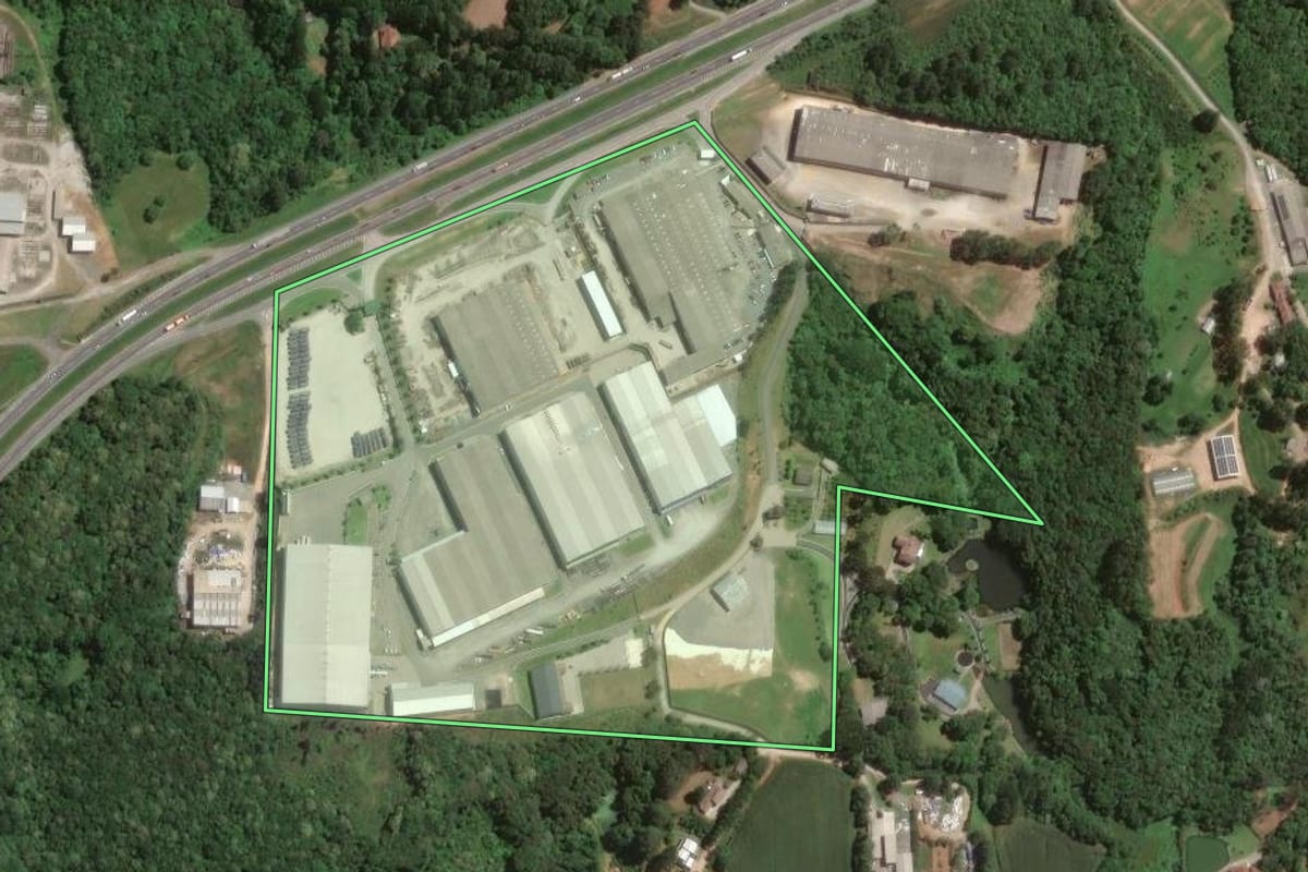 Imagem de satélite do imóvel rural em Campo Largo (PR), com o contorno declarado no CAR desenhado por cima.