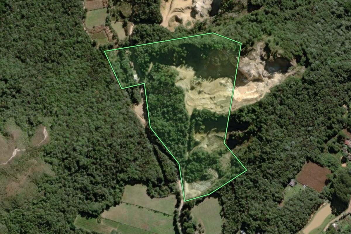 Imagem de satélite do imóvel rural em Campo Largo (PR), com o contorno declarado no CAR desenhado por cima.