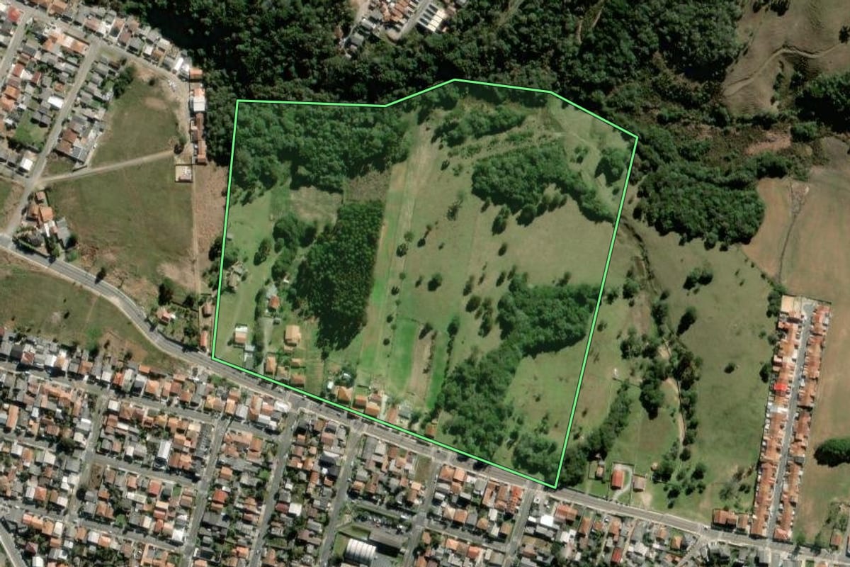 Imagem de satélite do imóvel rural em Campo Largo (PR), com o contorno declarado no CAR desenhado por cima.