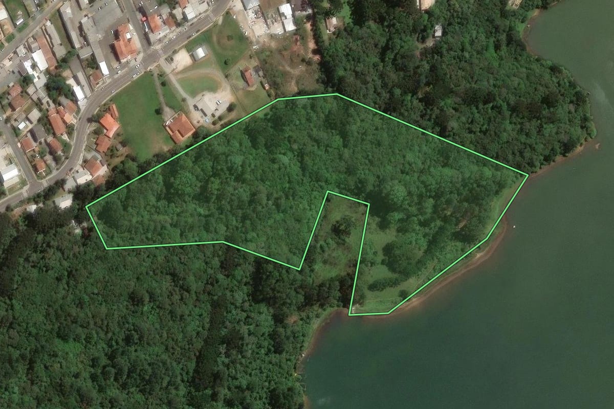 Imagem de satélite do imóvel rural em Campo Largo (PR), com o contorno declarado no CAR desenhado por cima.