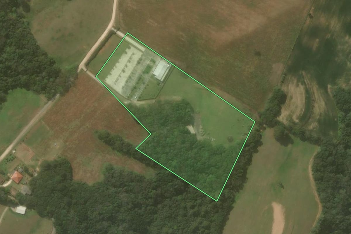 Imagem de satélite do imóvel rural em Campo Largo (PR), com o contorno declarado no CAR desenhado por cima.