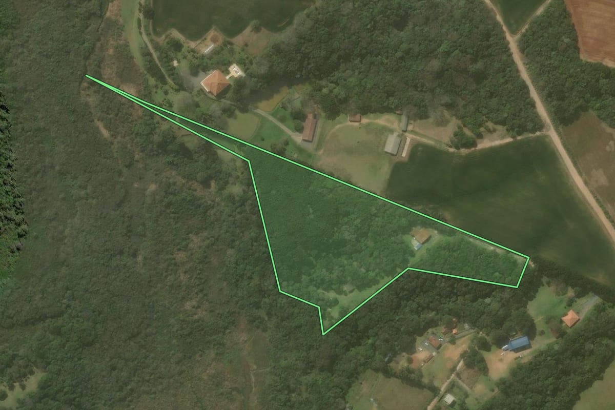 Imagem de satélite do imóvel rural em Campo Largo (PR), com o contorno declarado no CAR desenhado por cima.