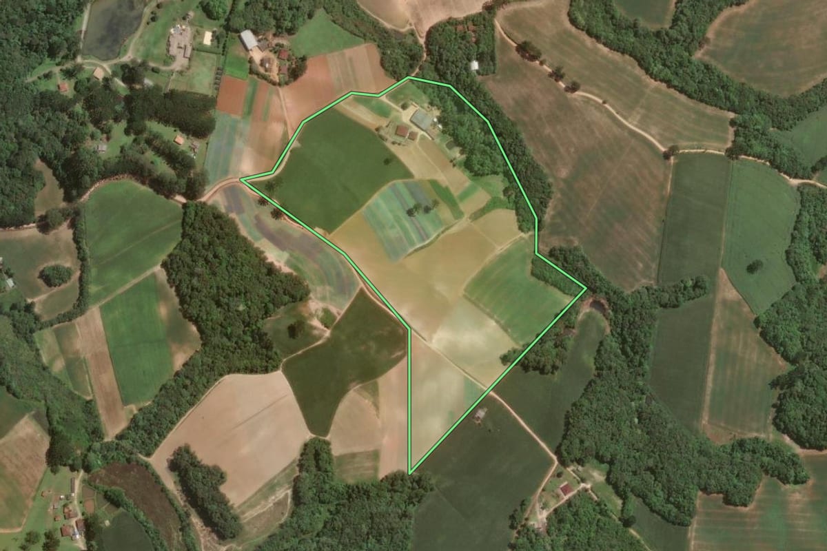 Imagem de satélite do imóvel rural em Campo Largo (PR), com o contorno declarado no CAR desenhado por cima.