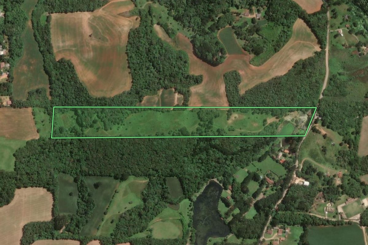 Imagem de satélite do imóvel rural em Campo Largo (PR), com o contorno declarado no CAR desenhado por cima.