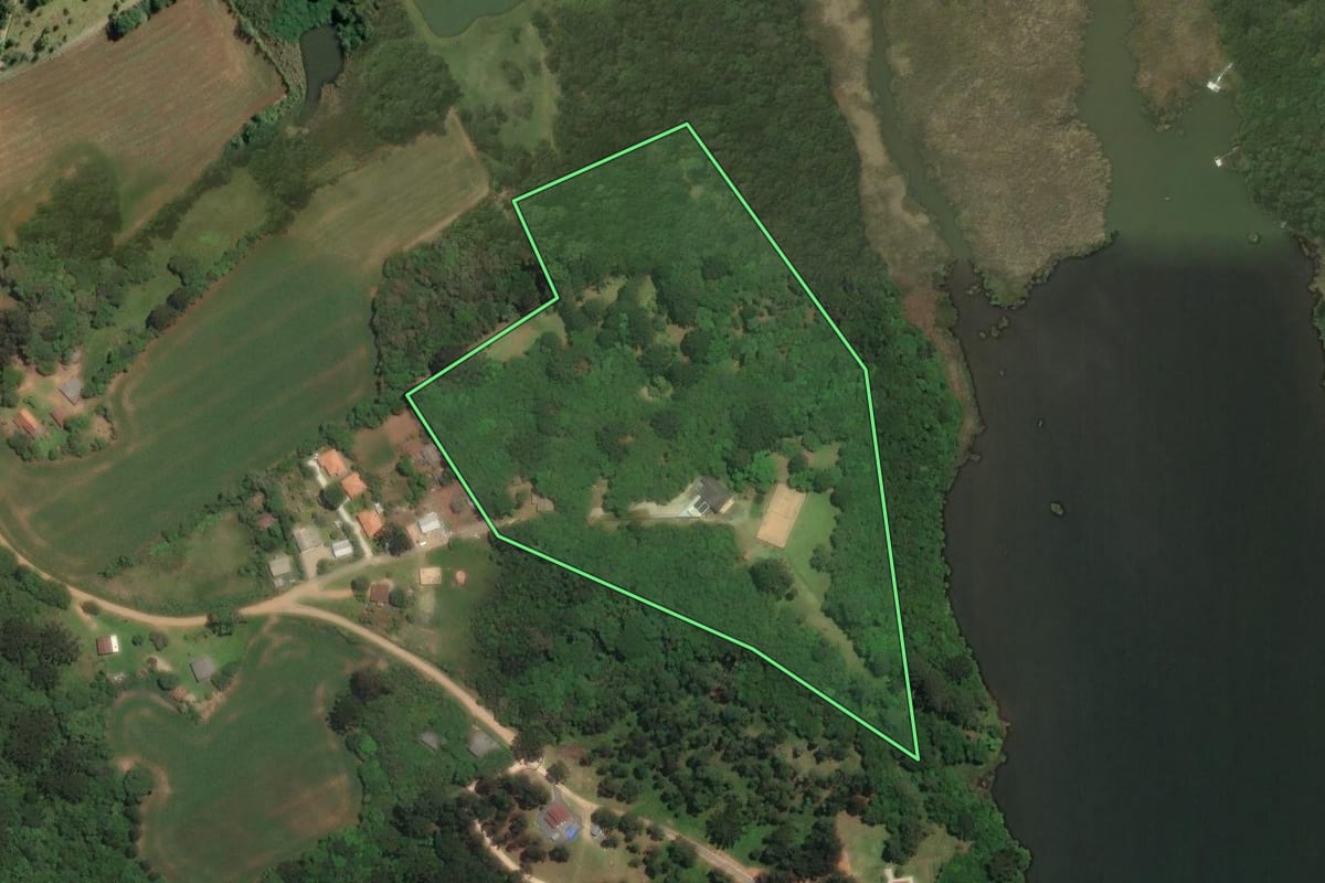 Imagem de satélite do imóvel rural em Campo Largo (PR), com o contorno declarado no CAR desenhado por cima.