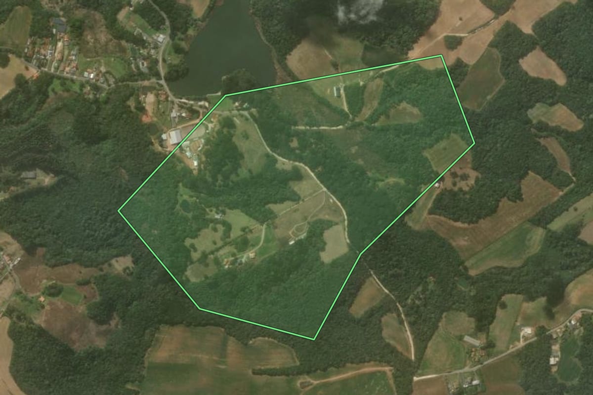 Imagem de satélite do imóvel rural em Campo Largo (PR), com o contorno declarado no CAR desenhado por cima.