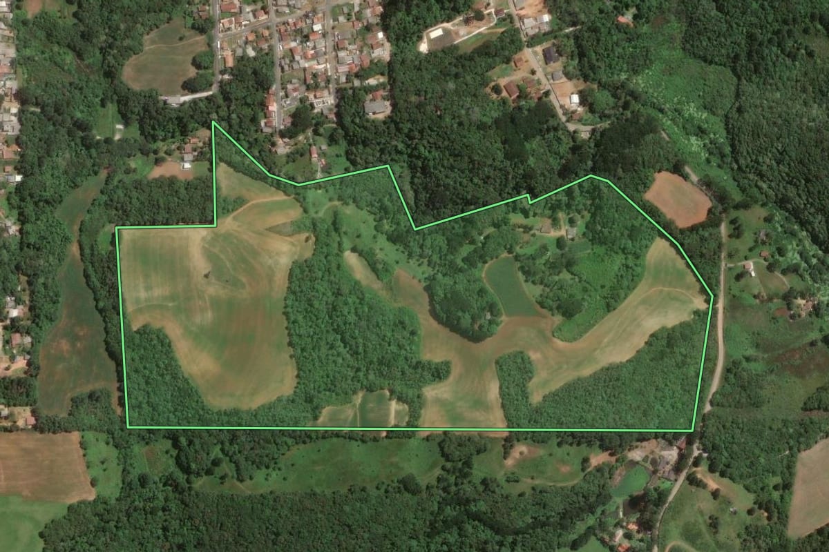 Imagem de satélite do imóvel rural em Campo Largo (PR), com o contorno declarado no CAR desenhado por cima.