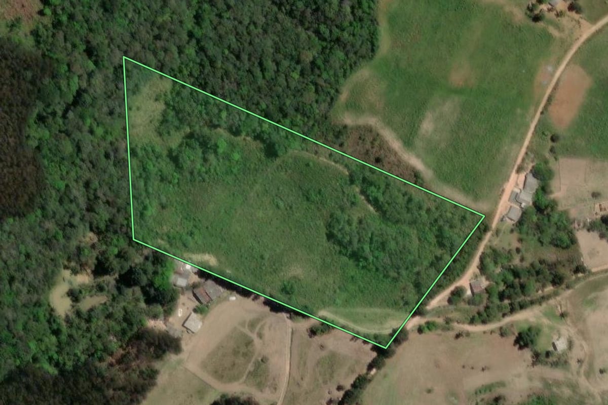 Imagem de satélite do imóvel rural em Campo Largo (PR), com o contorno declarado no CAR desenhado por cima.