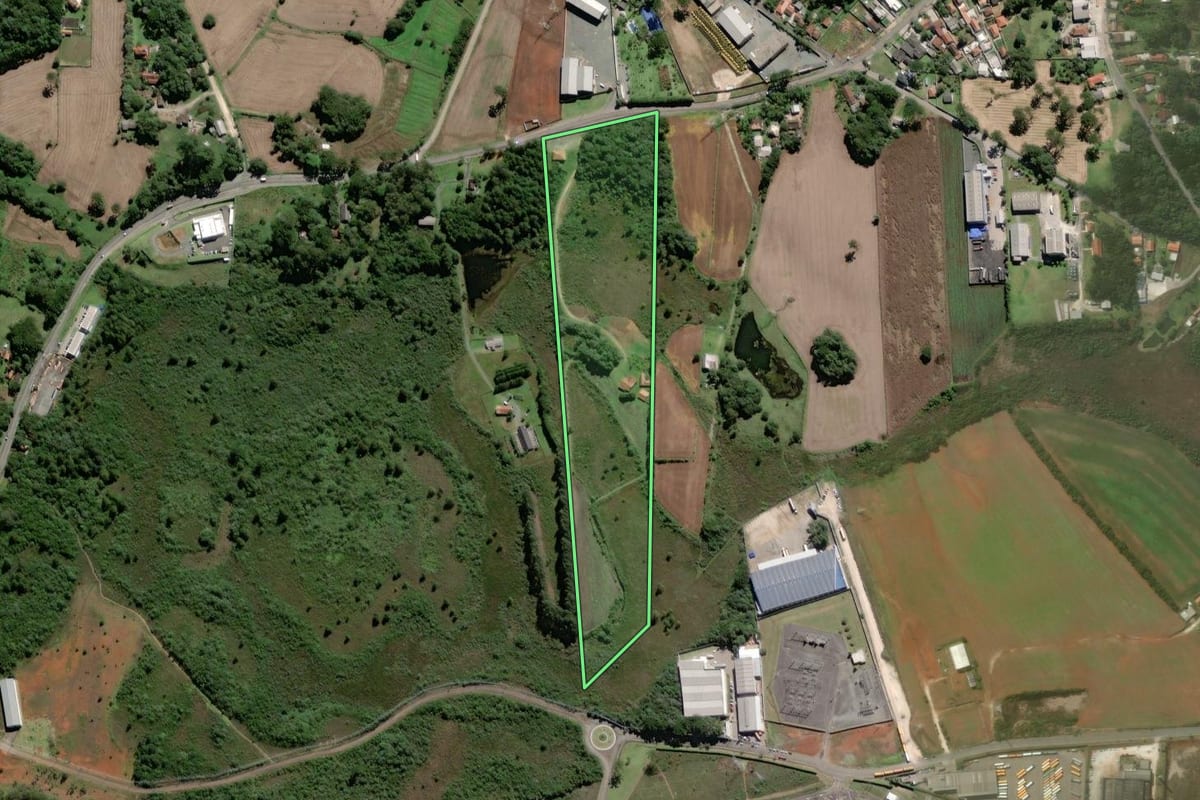 Imagem de satélite do imóvel rural em Campo Largo (PR), com o contorno declarado no CAR desenhado por cima.