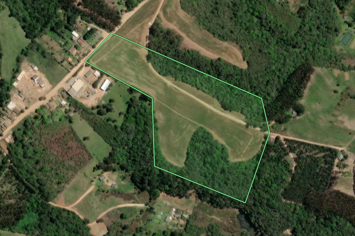 Imagem de satélite do imóvel rural em Campo Largo (PR), com o contorno declarado no CAR desenhado por cima.