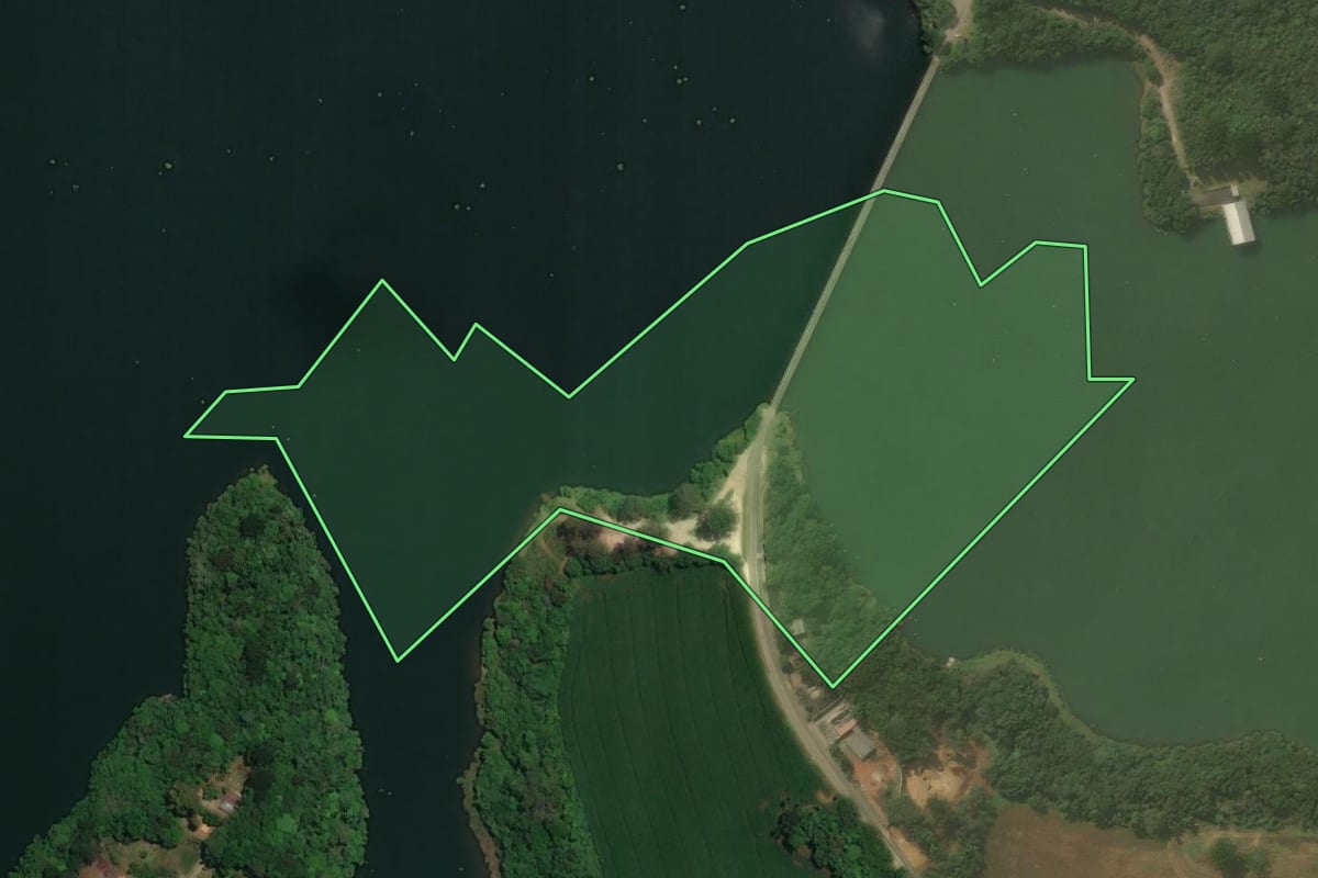 Imagem de satélite do imóvel rural em Campo Largo (PR), com o contorno declarado no CAR desenhado por cima.