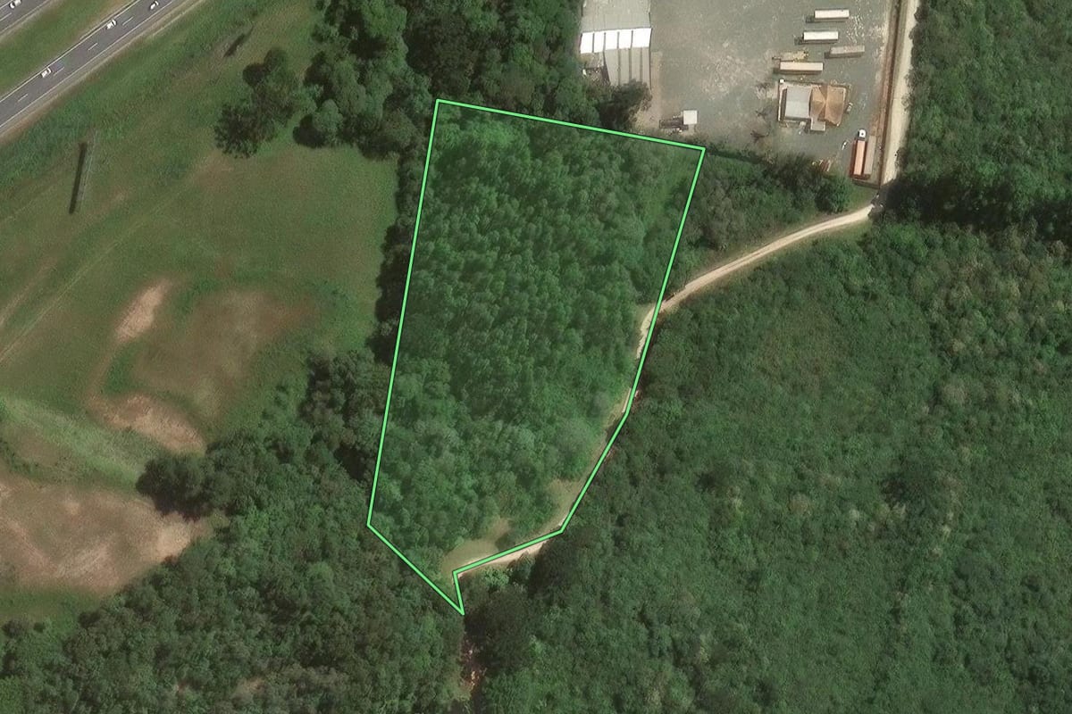 Imagem de satélite do imóvel rural em Campo Largo (PR), com o contorno declarado no CAR desenhado por cima.