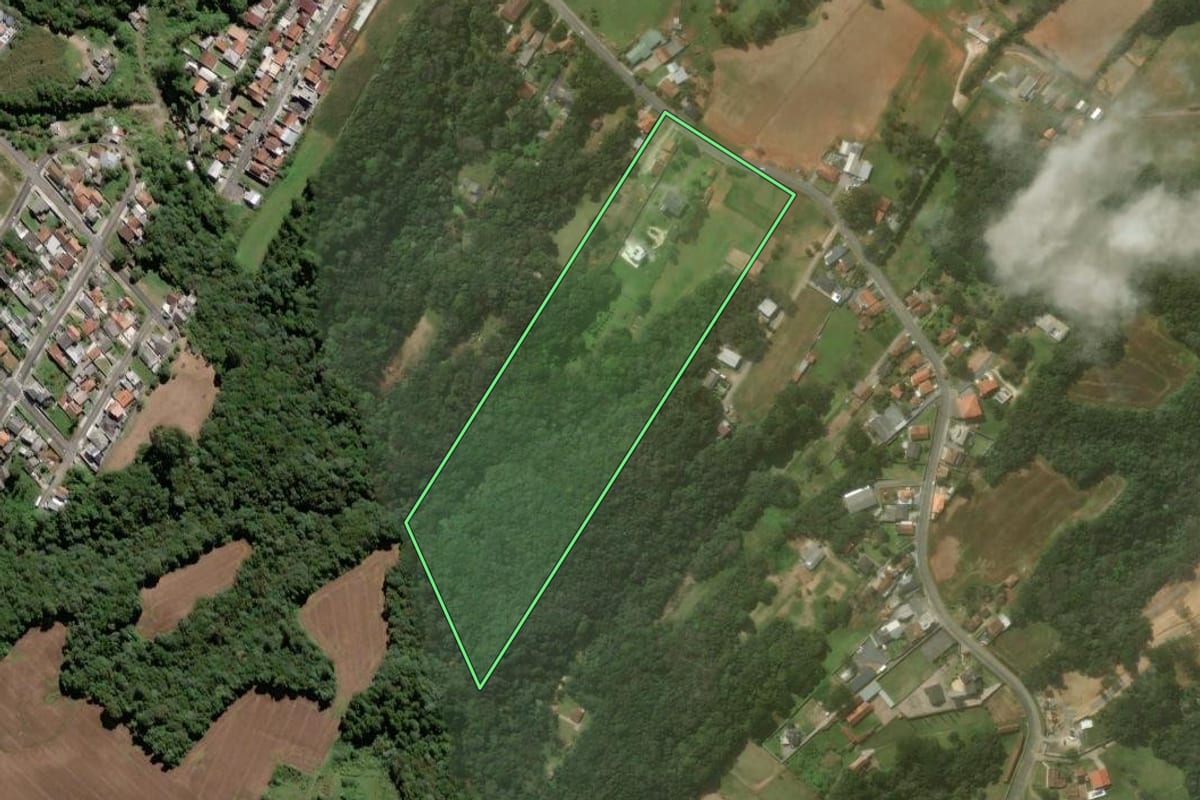 Imagem de satélite do imóvel rural em Campo Largo (PR), com o contorno declarado no CAR desenhado por cima.