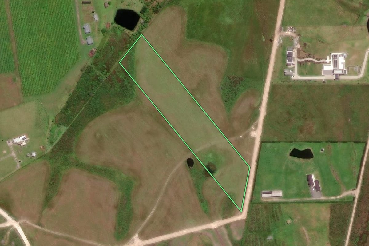 Imagem de satélite do imóvel rural em Campo Largo (PR), com o contorno declarado no CAR desenhado por cima.