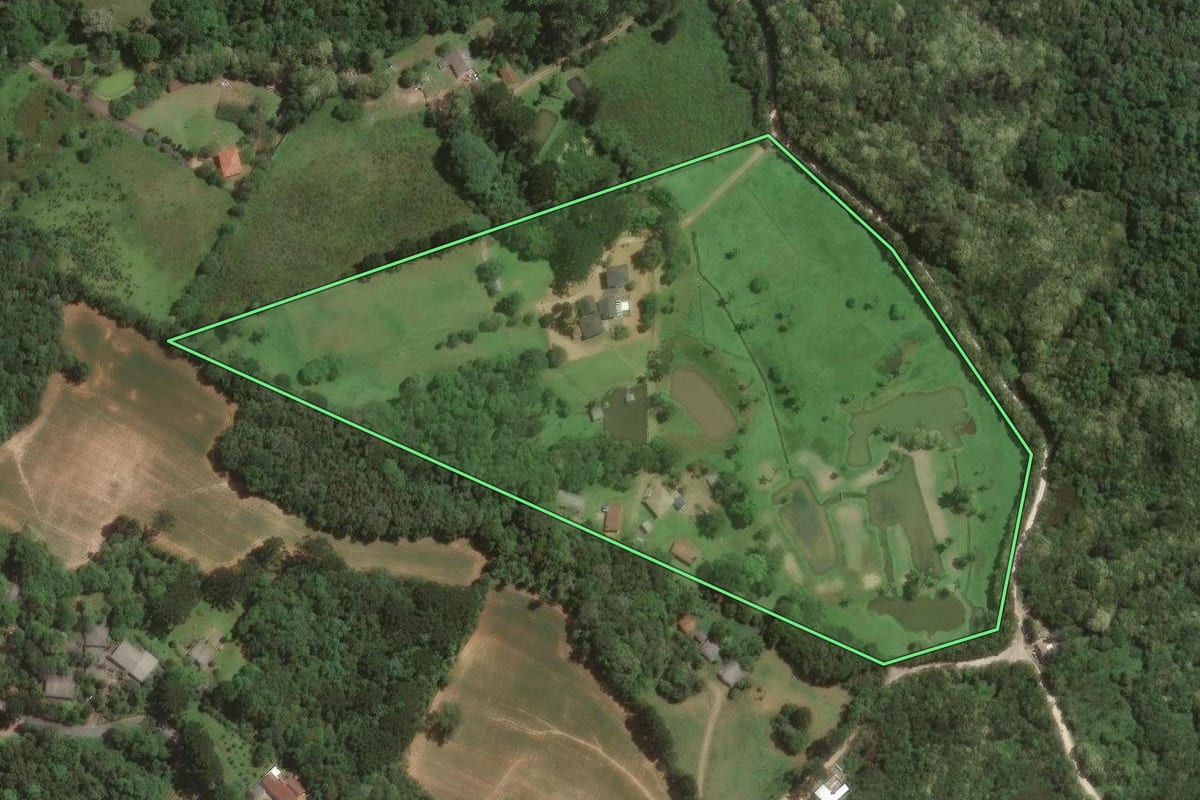Imagem de satélite do imóvel rural em Campo Largo (PR), com o contorno declarado no CAR desenhado por cima.