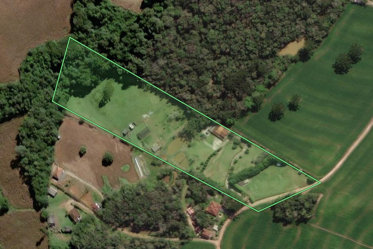 Imagem de satélite do imóvel rural em Campo Largo (PR), com o contorno declarado no CAR desenhado por cima.