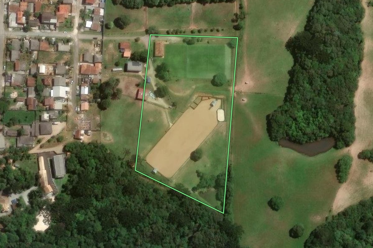 Imagem de satélite do imóvel rural em Campo Largo (PR), com o contorno declarado no CAR desenhado por cima.