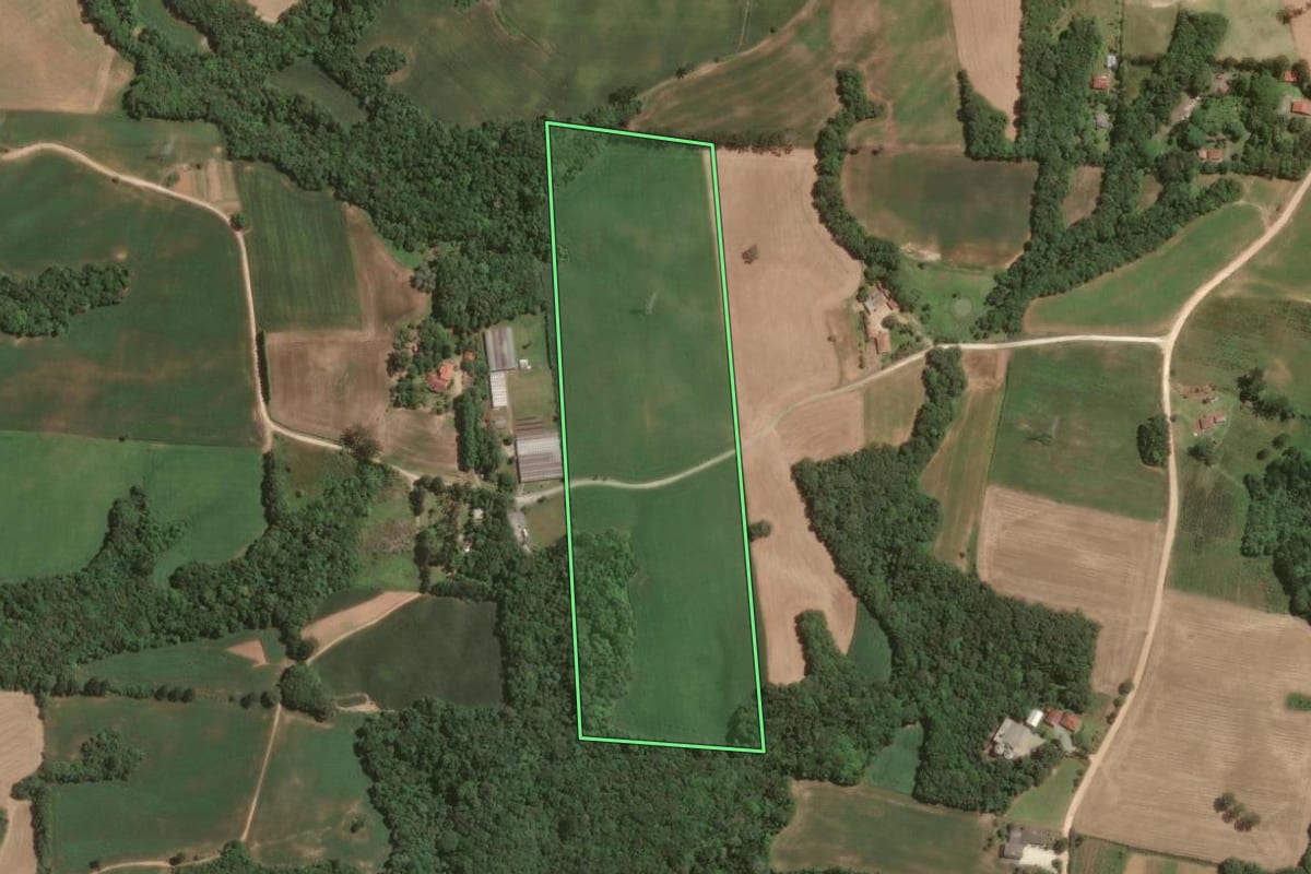 Imagem de satélite do imóvel rural em Campo Largo (PR), com o contorno declarado no CAR desenhado por cima.