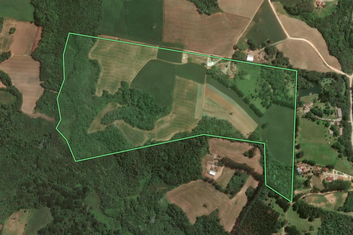 Imagem de satélite do imóvel rural em Campo Largo (PR), com o contorno declarado no CAR desenhado por cima.