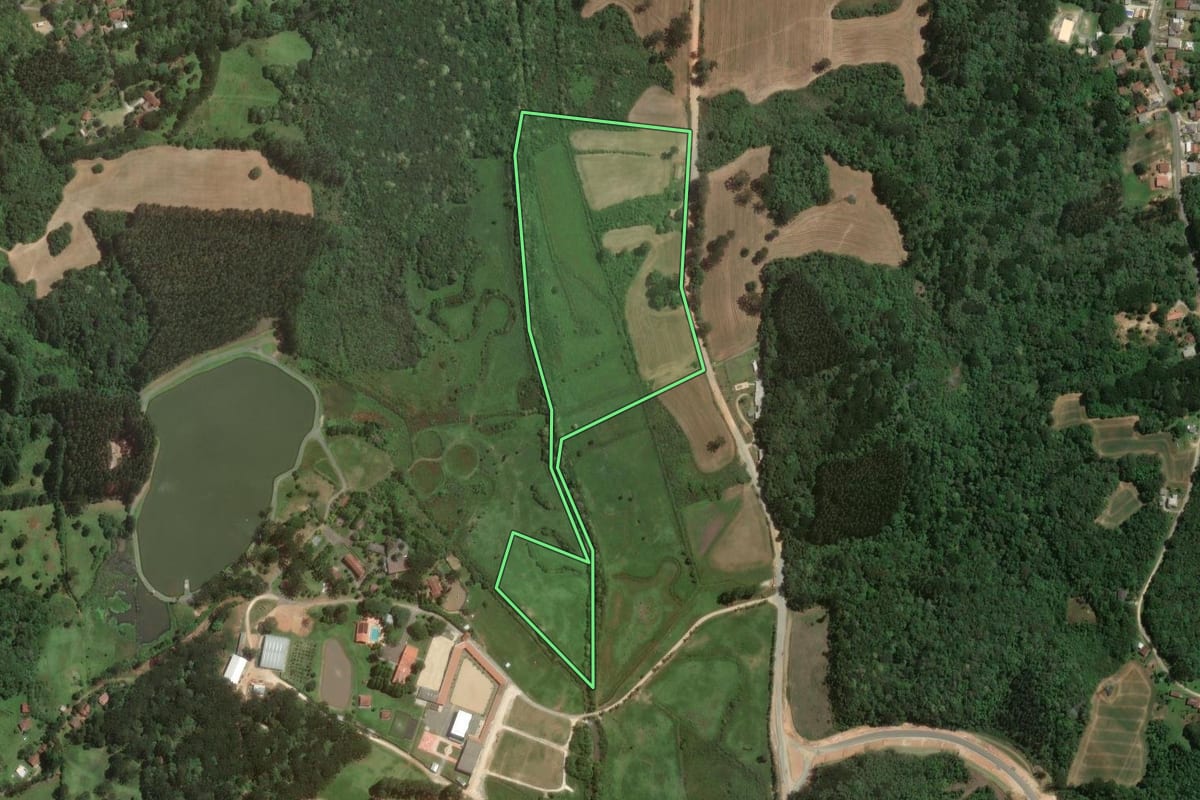 Imagem de satélite do imóvel rural em Campo Largo (PR), com o contorno declarado no CAR desenhado por cima.