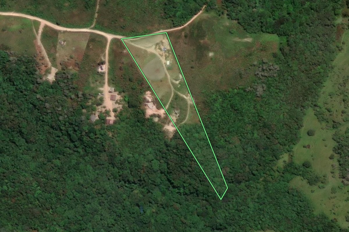Imagem de satélite do imóvel rural em Campo Largo (PR), com o contorno declarado no CAR desenhado por cima.