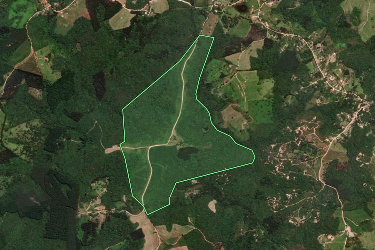 Imagem de satélite do imóvel rural em Campo Largo (PR), com o contorno declarado no CAR desenhado por cima.