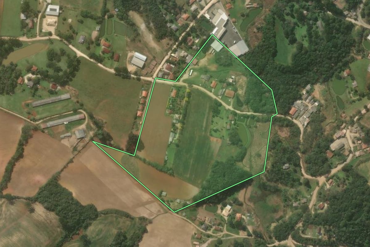 Imagem de satélite do imóvel rural em Campo Largo (PR), com o contorno declarado no CAR desenhado por cima.