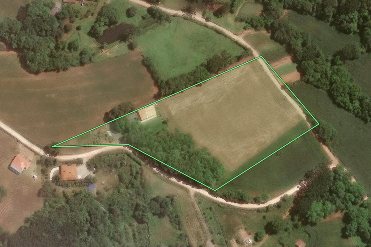Imagem de satélite do imóvel rural em Campo Largo (PR), com o contorno declarado no CAR desenhado por cima.
