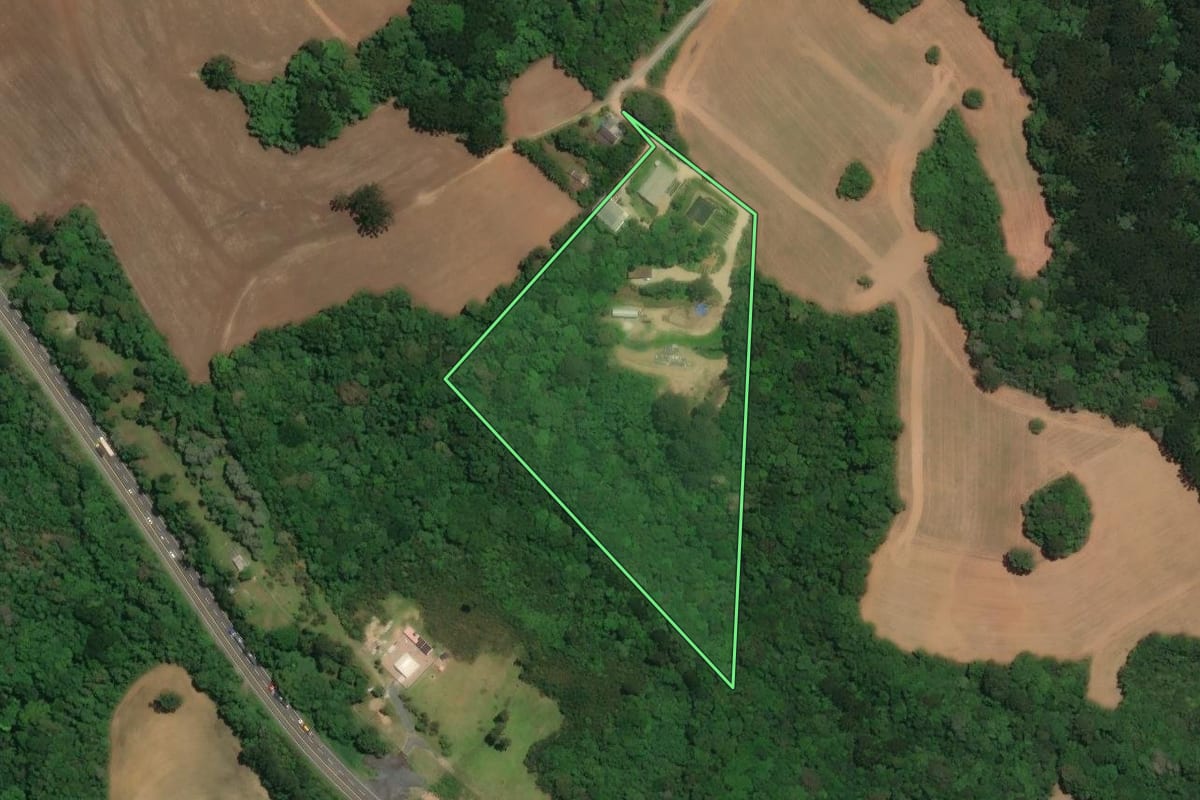 Imagem de satélite do imóvel rural em Campo Largo (PR), com o contorno declarado no CAR desenhado por cima.