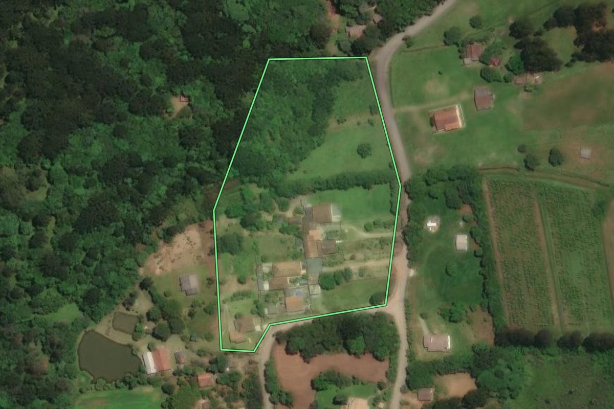 Imagem de satélite do imóvel rural em Campo Largo (PR), com o contorno declarado no CAR desenhado por cima.