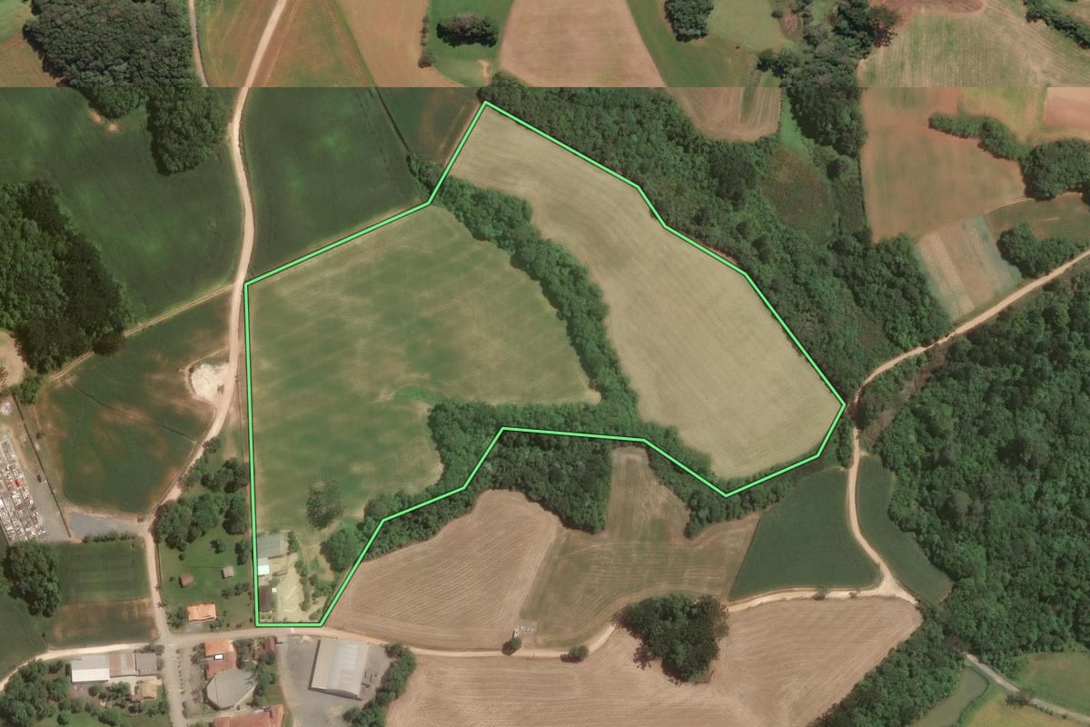 Imagem de satélite do imóvel rural em Campo Largo (PR), com o contorno declarado no CAR desenhado por cima.