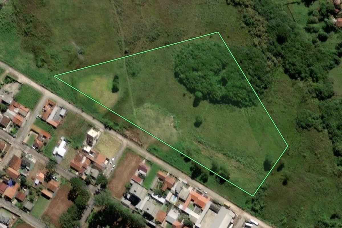 Imagem de satélite do imóvel rural em Campo Largo (PR), com o contorno declarado no CAR desenhado por cima.