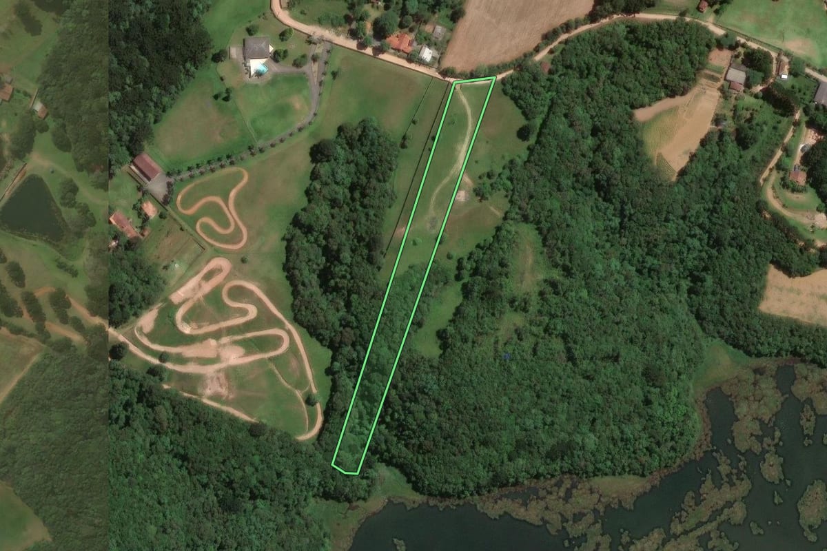 Imagem de satélite do imóvel rural em Campo Largo (PR), com o contorno declarado no CAR desenhado por cima.