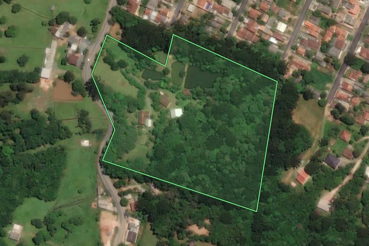 Imagem de satélite do imóvel rural em Campo Largo (PR), com o contorno declarado no CAR desenhado por cima.