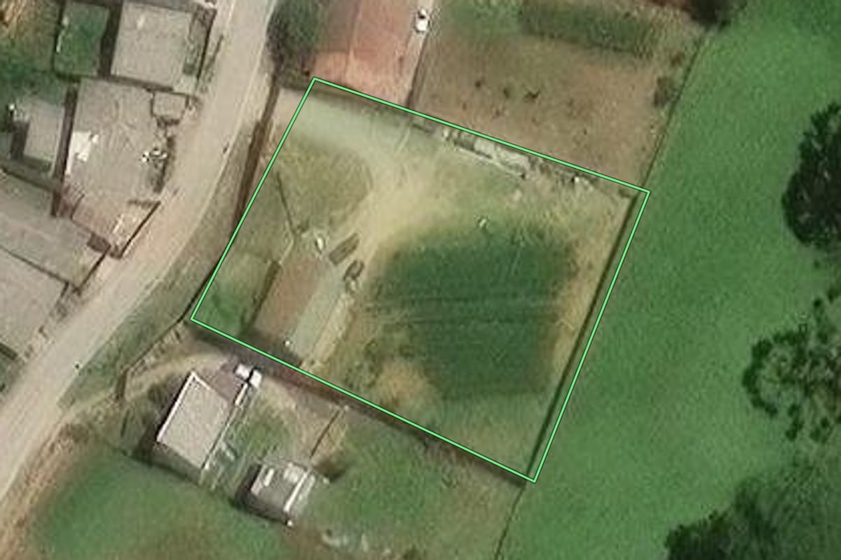 Imagem de satélite do imóvel rural em Campo Largo (PR), com o contorno declarado no CAR desenhado por cima.