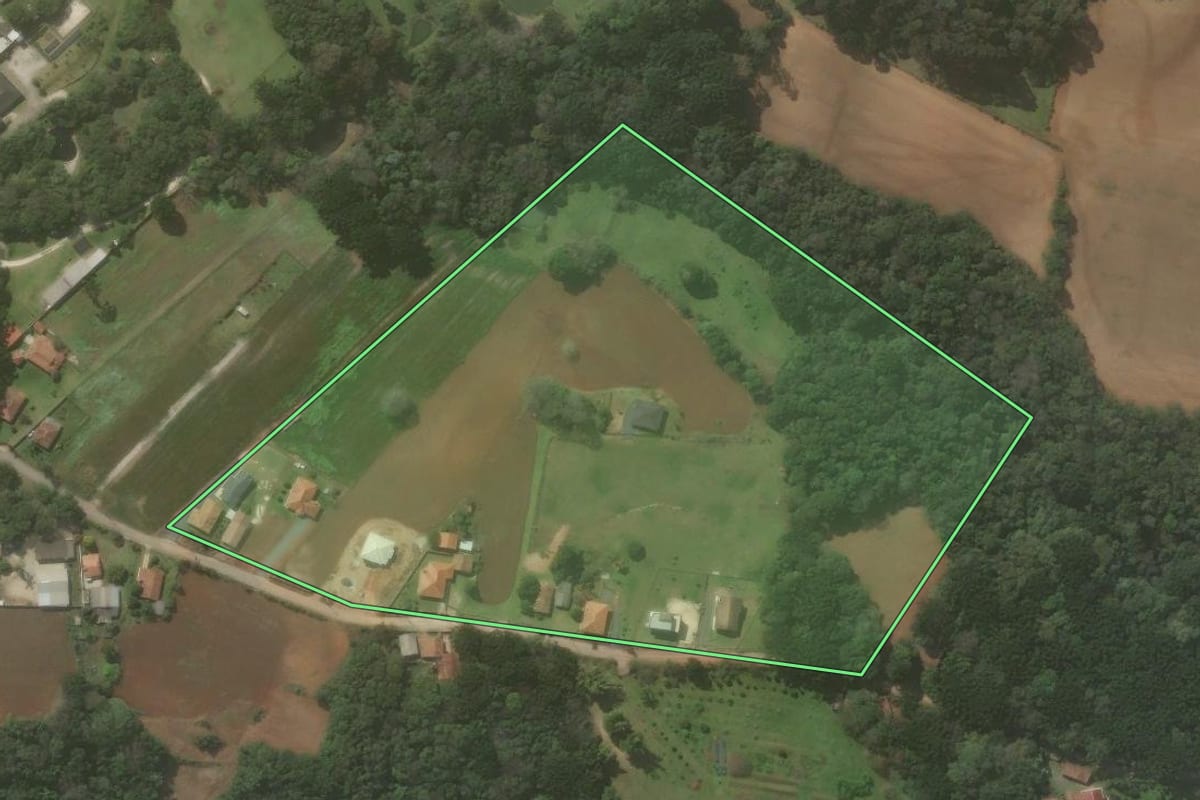 Imagem de satélite do imóvel rural em Campo Largo (PR), com o contorno declarado no CAR desenhado por cima.