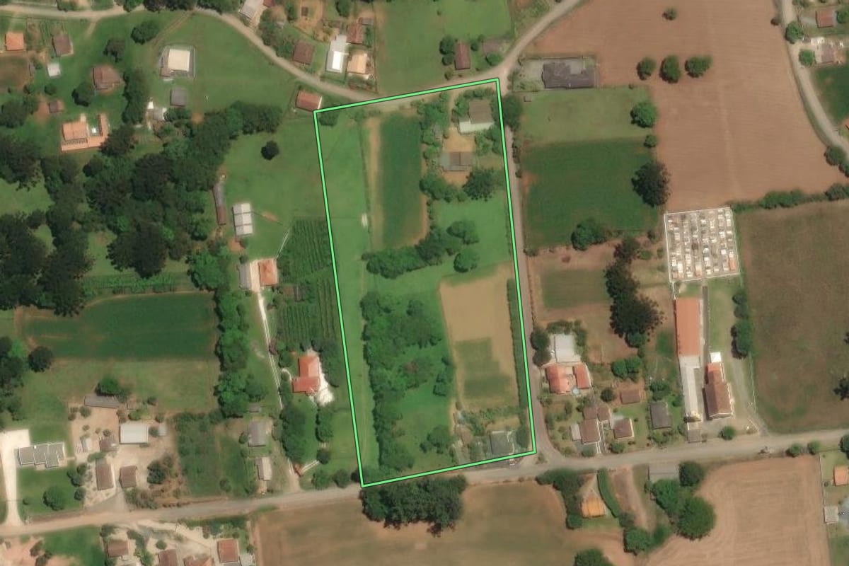 Imagem de satélite do imóvel rural em Campo Largo (PR), com o contorno declarado no CAR desenhado por cima.