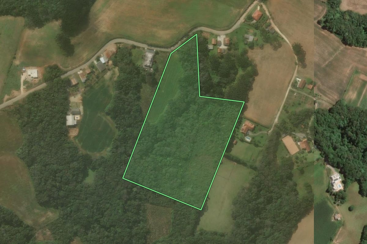 Imagem de satélite do imóvel rural em Campo Largo (PR), com o contorno declarado no CAR desenhado por cima.